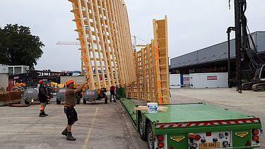 Foto vom Transport der Wandschalungselemente auf einem Anhänger
