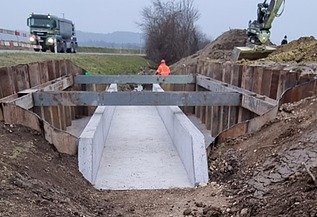 Foto von Bauarbeiten in einer Grube mit eingelegtem Rückhaltebecken