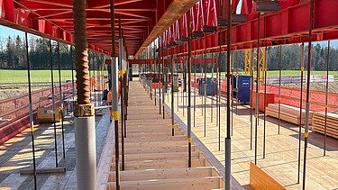 Detailaufnahme der Baustelle mit den Schalungselementen