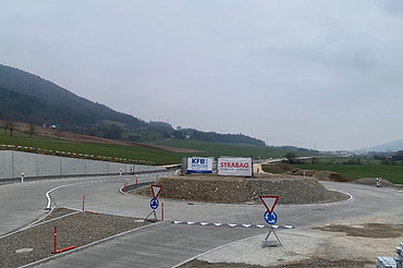 Foto von gelben Bagger bei einer Baustelle von STRABAG