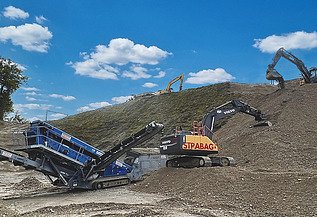 Foto von mehreren Baggern bei erstellen einer Böschnung