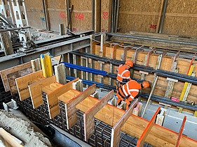 Foto von Bauarbeiten zwei Bauarbeiter:innen