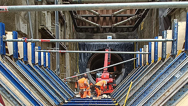 Aufnahme in der Baustelle mit Fokus auf ein grosses Schalungselement