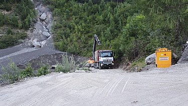 Schweres Gerät im Geschiebe kurz nach dem Unwetter