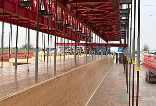 Detailaufnahme der Baustelle mit den Schalungselementen