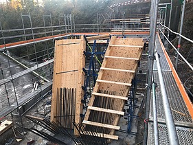 Aufgerichtete zweier Pfeiler der Holzschalung