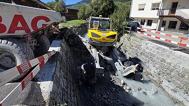 Schweres Gerät neben und in der Interventionsstelle