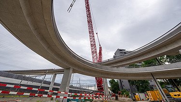 Fotografisch schöne Perspektive des fertigen Bauwerks mit Blick unter die Brücken