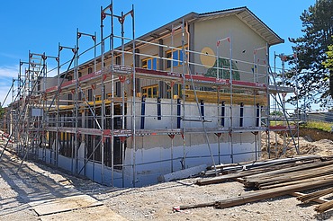 Die Baustelle «Erweiterung Schulareal» eingekleidet mit einem Gerüst ringsherum.