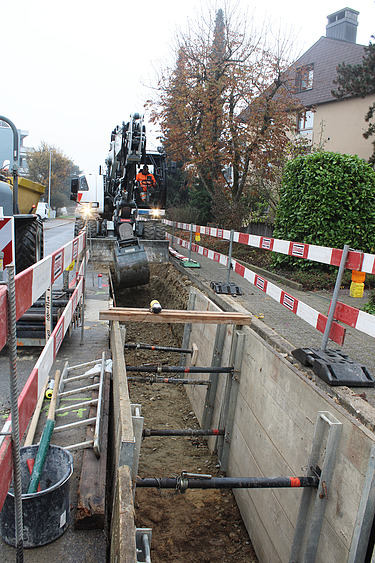 Weisser Bagger im Einsatz beim Schachten