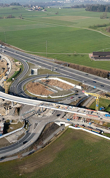 Gesamtaufnahme der Baustelle aus der Vogelperspektive in grosser Höhe