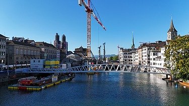 Ausschnitt zeigt die Hilfsbrücke am Morgen zum Teil noch im Schatten