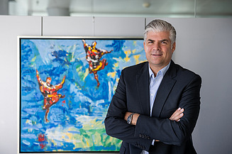STRABAG SE wird künftig von Stefan Kratochwill geführt Bild von dem neuen CEO in einem dunklen Anzug ohne Krawatte.