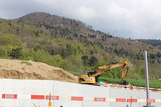 Foto von gelben Bagger bei der Baustelle von STRABAG in Egerkingen