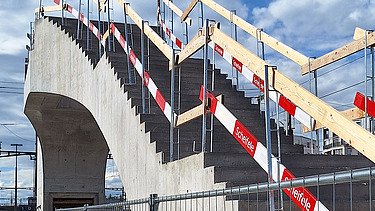 Schöne Aufnahme des Treppenaufganges noch ohne Geländer