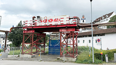 Foto von Grundwasserauffangbecken inkl. 10 Meter Gerüst mit STRABAG Logo 