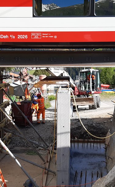 Bauarbeiten an Gleisen - Ingenieurbau und Tiefbau STRABAG AG Foto von Arbeiten an Gleisen unter einer Brücke