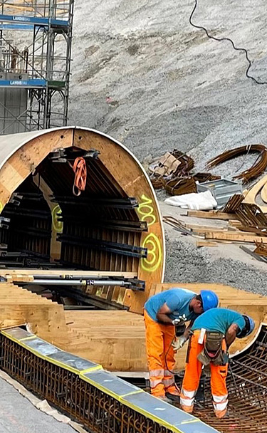 Fertige Schalungselemente in Serie auf der Baustelle