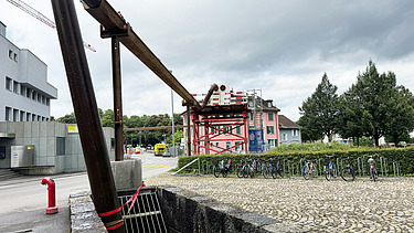 Grundwasserauffangbecken mit Sicht auf Rohrleitungen zur Kanalisation