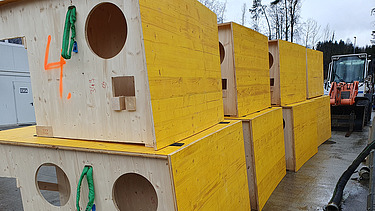 Fertige Schalungselemente auf der Baustelle gestapelt