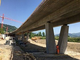 Die fertige Brücke perspektivisch mit dem Fokus auf die Unterseite der Brücke