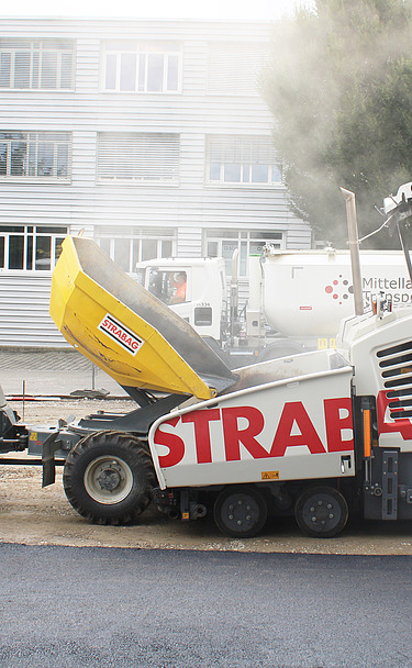 Asphalteinbau bei Agrola (Landi) Tankstelle - STRABAG Strassenbau Foto von Asphalteinbau bei Agrola