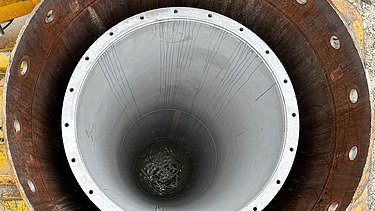 Seine Draufsicht des eingesetzten Filterbrunnens in dem man bereits das Grundwasser erkennen kann.