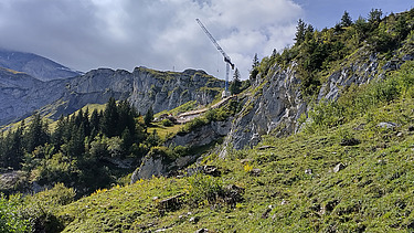 Schöne alpine Berglandschaft mit der Baustelle weit oben und vor allem wegen dem Kran noch gut erkennbar