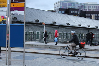 Bild von Passanten über dem Bahnhof Enge / an der Bederstrasse