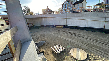 Blick in die Baustelle hinein nach Fertigstellung der Wände