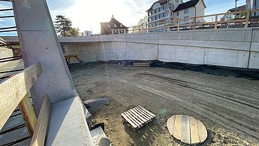 Blick in die Baustelle hinein nach Fertigstellung der Wände