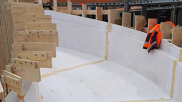Einsatz eines Treppenschalung-Elementes auf der Baustelle