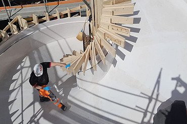 Aussentreppe als Zugang zur oberen Freifläche. Die Treppenschalung wurde im Werk als einzelne Elemente vorgefertigt und vor Ort montiert.