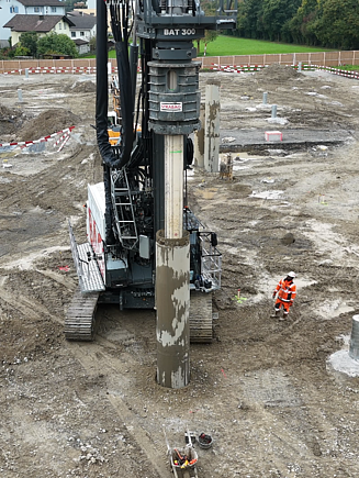 Bohr- und Rammgerät LRB 23 bei Spezialtiefbauarbeiten auf dem Baufeld der Schule Wiesental