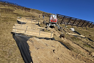 Foto von Kran an einem Abhang