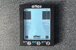 Gerät zur Fussanalyse für individuell angepasste Sicherheitsschuhe.