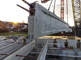 Turnhallenträger ist am Raupenkran befestigt und wird an seinen Platz gehoben.