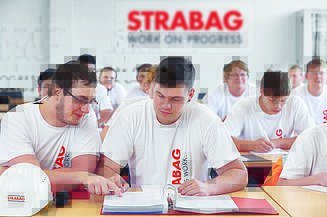 STRABAG Lehrlinge an den Tischen zum lernen