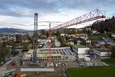 Bauarbeiten am Oberstufenzentrum Zofingen - STRABAG Hochbau Drohnenaufnahme mit Kran und Schulhaus-Rohbau