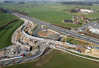 Gesamtaufnahme der Baustelle aus der Vogelperspektive in grosser Höhe