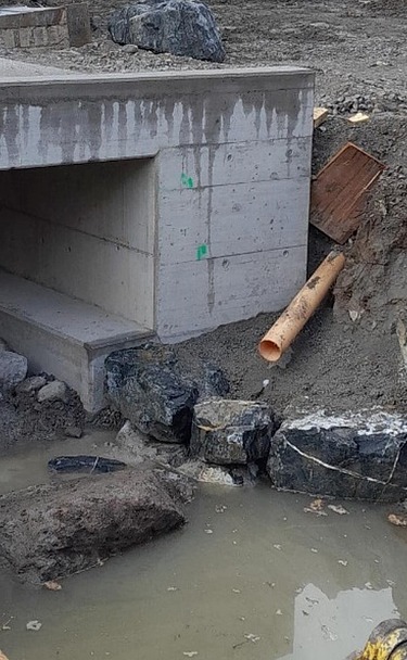 Bauarbeiten in Horgen am Durchlassbauwerk - STRABAG Tiefbau Foto von Durchlassbauwerk mit Rohren und Wasser auf Schlammboden