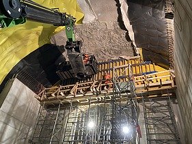 Versetzen der Holzschalung mit Kran