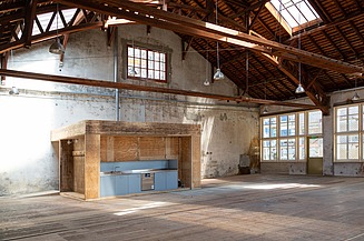 Teeküche aus Holz Teeküche in einer Einbaubox platziert in einer bestehenden Holzhalle