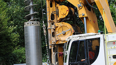 Der Bohrer wird in die Bohrlochverkleidung eingeführt.