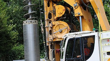 Der Bohrer wird in die Bohrlochverkleidung eingeführt.