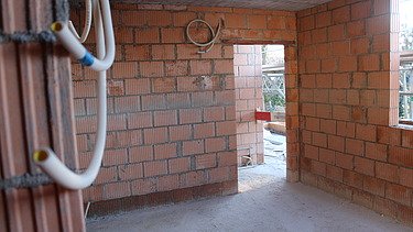 Rohbau Innenräume unverputzt mit Kabeln