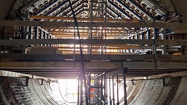 Aufnahme im Tunnel in der Baustelle mit Fokus auf ein Schalungselement