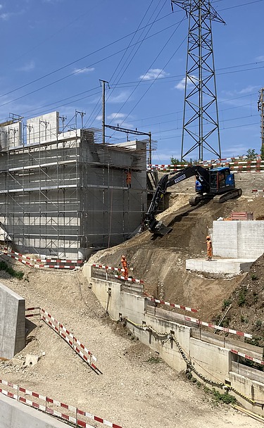 Schalungen in Muttenz - STRABAG Holzbau Foto von Schalungen und Stützenwänden an einem kleinen Abhang