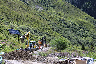 Ein Solartisch und Arbeiten im Gange