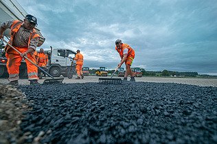 Foto Verarbeiten des Asphalts